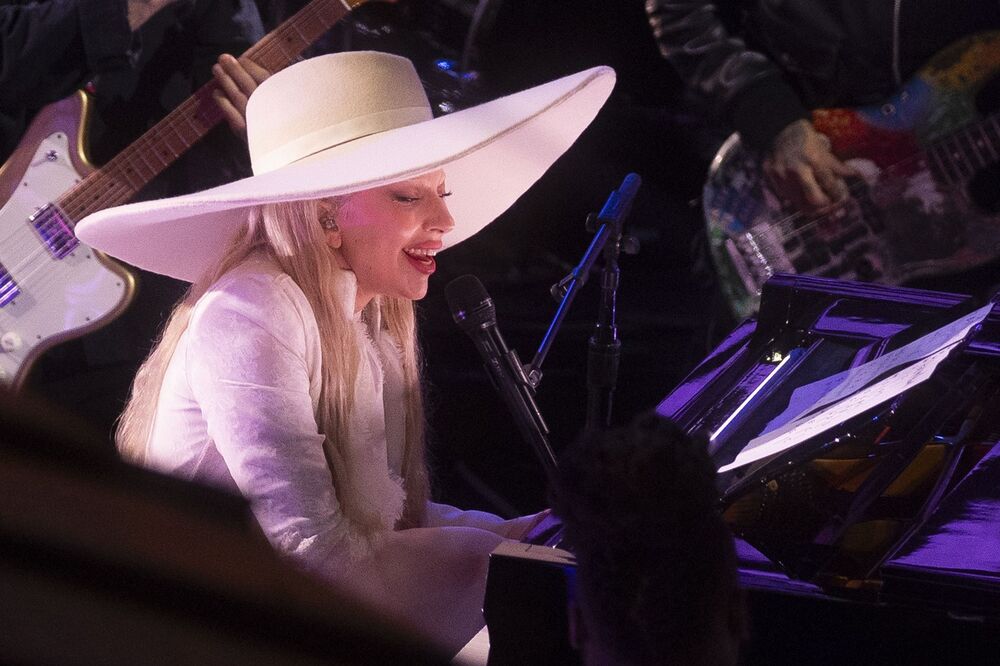 Nastup Lejdi Gage na Superboulu 2025