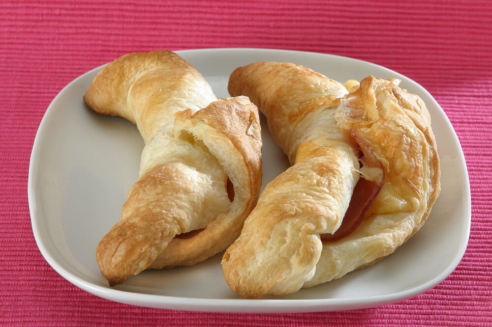 Dva kroasana u tanjiru