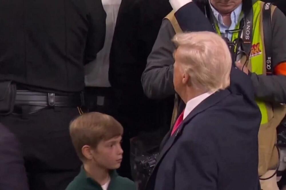 Ceo svet priča o osmogodišnjem Trampovom unuku: Zbog onoga što je uradio svom dedi na Superboulu, postao je zvezda!