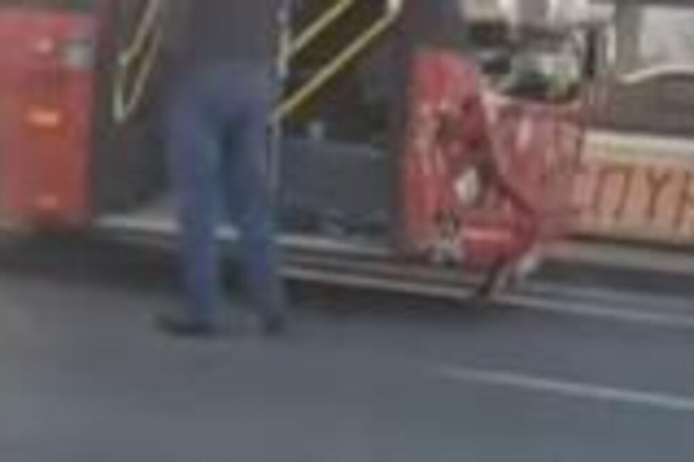 Sudarili se automobil i autobus na Autokomandi: Staklo rasuto po putu (VIDEO)