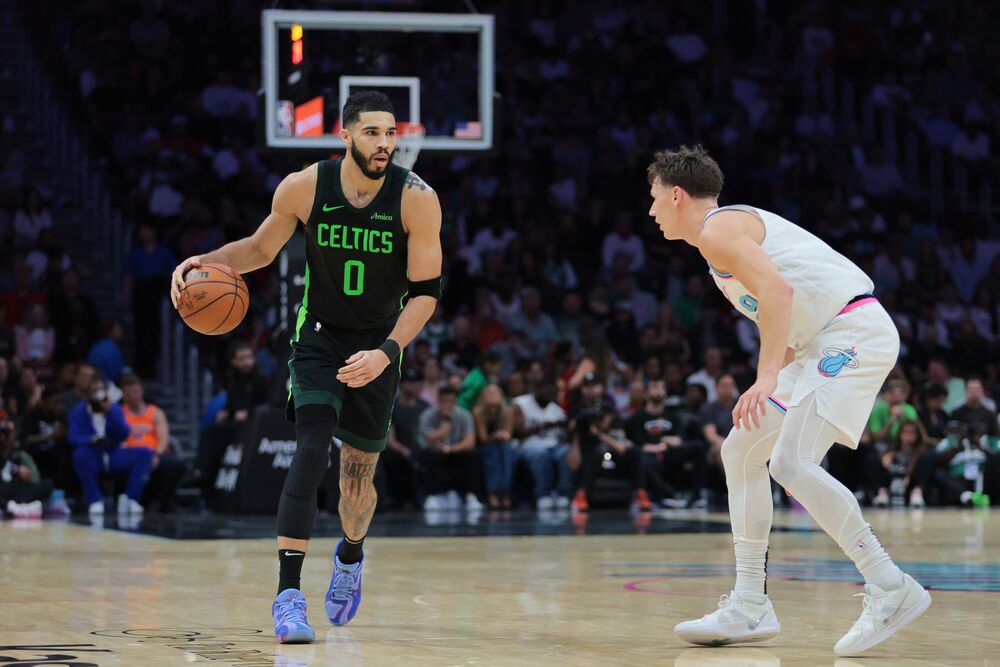 Džejson Tejtum (levo) na utakmici Majami Hita i Boston Seltiksa