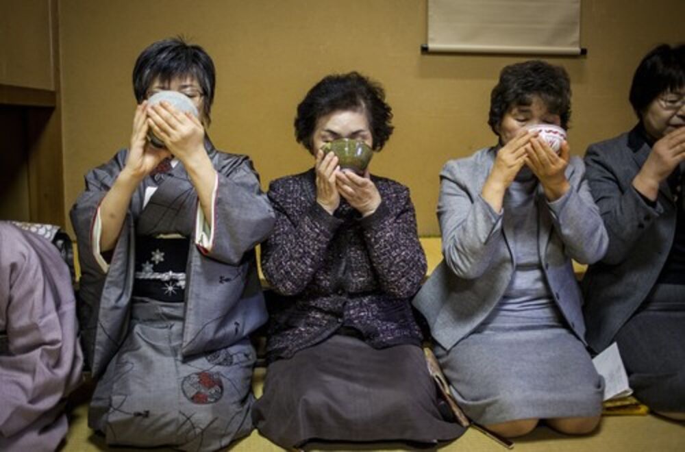 Žene iz Japana piju mača čaj