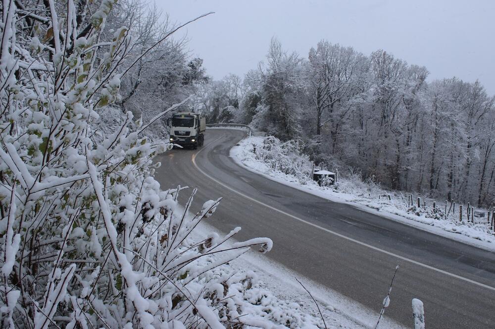 Podignut stepen pripravnosti: Sneg uveliko pada u ovom delu Srbije, očekuju se i jače padavine - vozači, oprezno