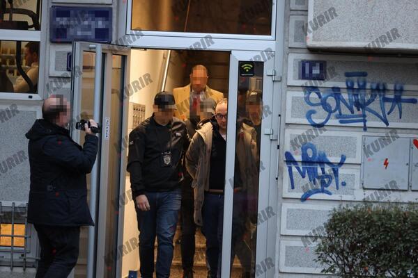 Snimak hapšenja Aleksandra Papića! Sa lisicama na rukama policija ga izvela iz luksuznog stana na Vračaru (VIDEO)