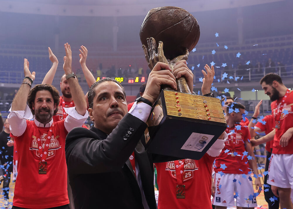 Janis Sferopulos sa trofejem Kupa Radivoja Koraća 2025. godine