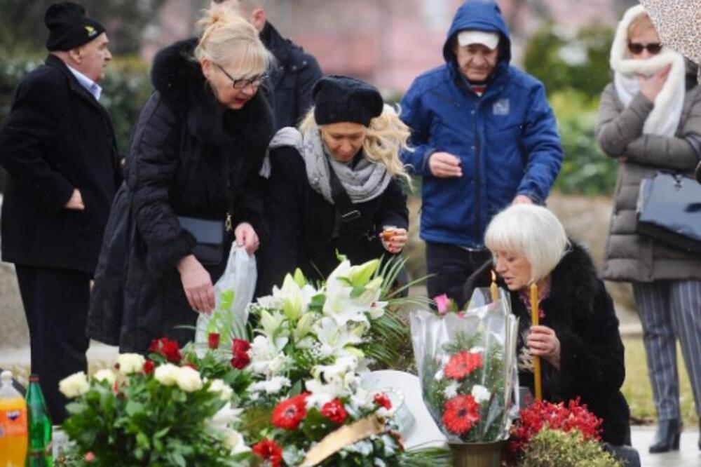 Šest godina od smrti Šabana Šaulića: Na groblju porodica i prijatelji, suze i dalje liju