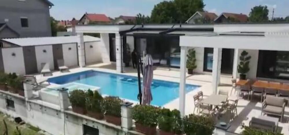 Vikendica sa bazenom