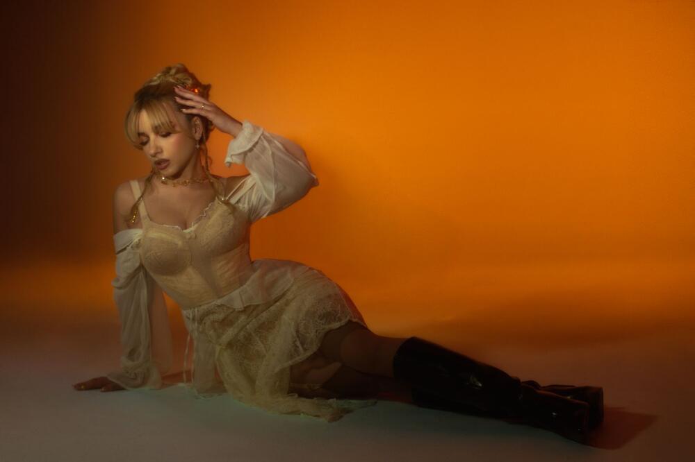 Njen nadimak sve intrigira, a o tekstu pesme ne prestaju da bruje: Ko je lepa Tamara Popović koja će sijati na RTS?