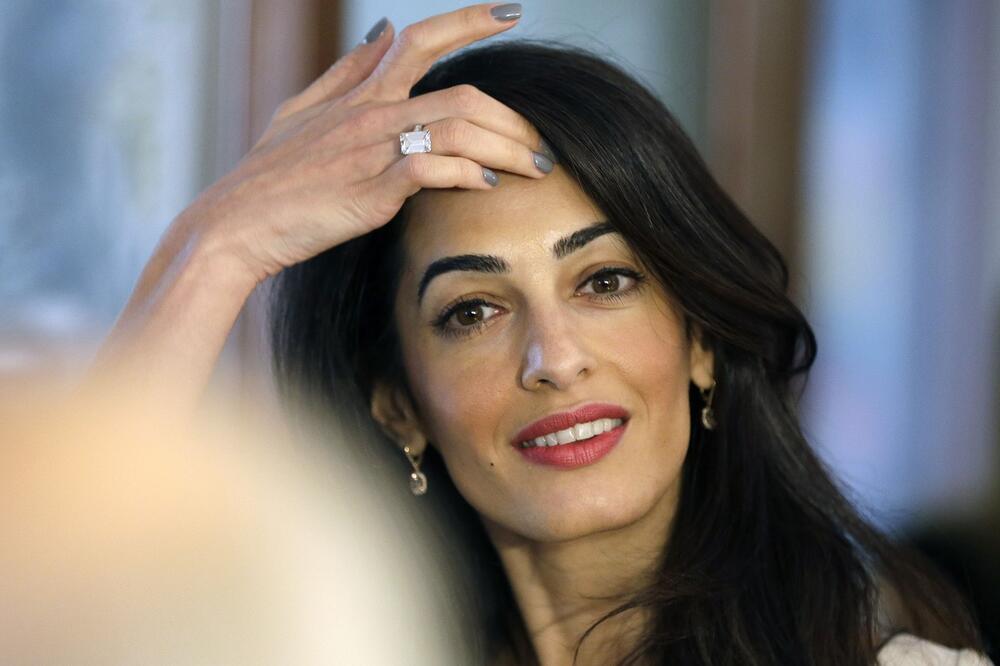 Pred njom je i Dačić zanemeo: Moćna advokatica oduševljava narod gde god se pojavi, a njeno obrazovanje zakucava