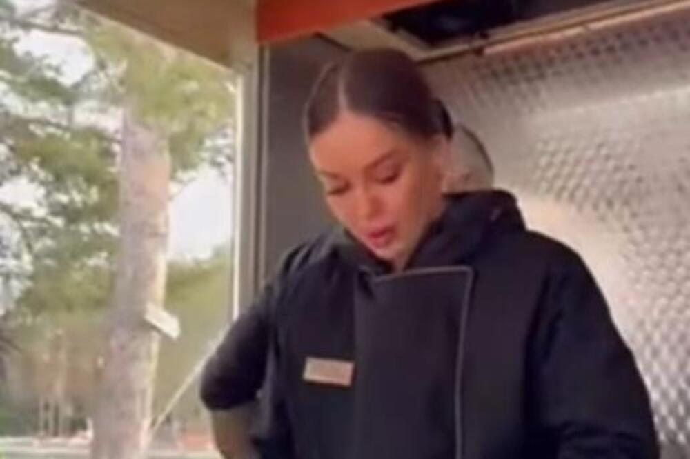 Da li je moguće da ova žena prodaje burgere po Zlatiboru? Krvavo zarađuje dinar, osvanula slika kao dokaz