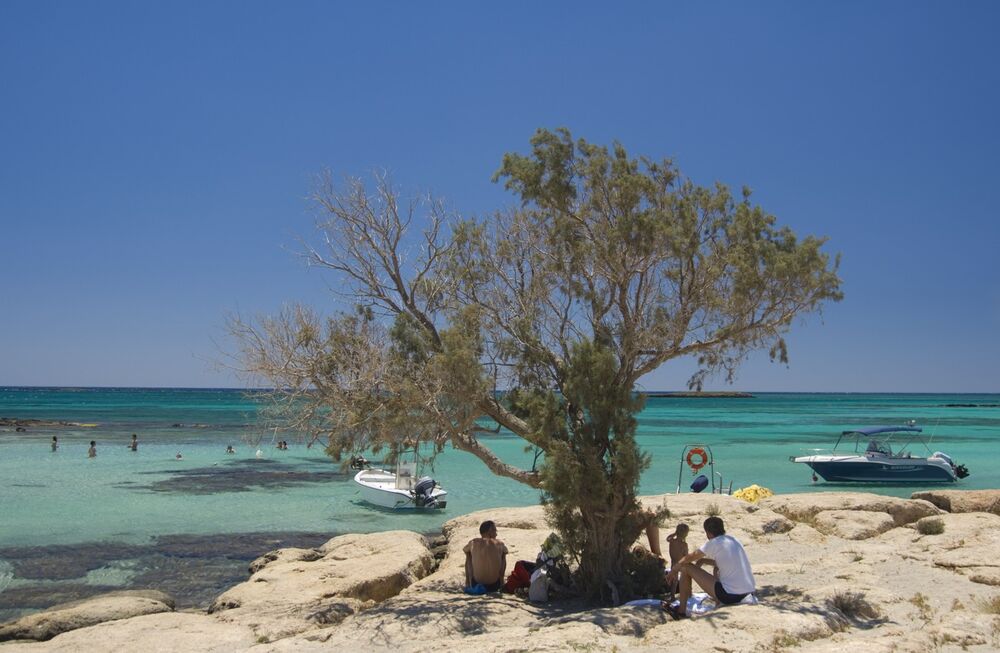 Ljudi letuju u Grčkoj