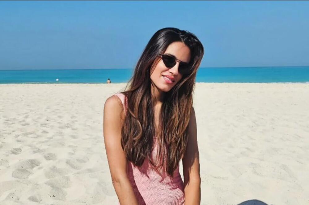 Gorane, kakvu imaš bombu! Nives kleči gola u pesku, od ovakvog vrelog tela vem neće biti dobro