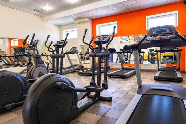 STRAVIČAN BOMBAŠKI NAPAD U ZEMUNU: Eksplozija razorila fitnes klub, GELERI LETELI OKOLO!