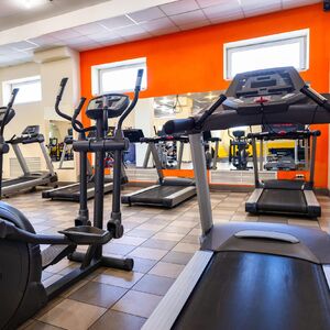 STRAVIČAN BOMBAŠKI NAPAD U ZEMUNU: Eksplozija razorila fitnes klub, GELERI LETELI OKOLO!