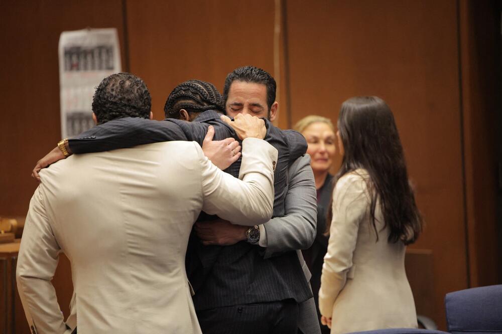 Pevačica briznula u plač kada je presuda izrečena: Okončano suđenje njenog supruga, odluka je tu