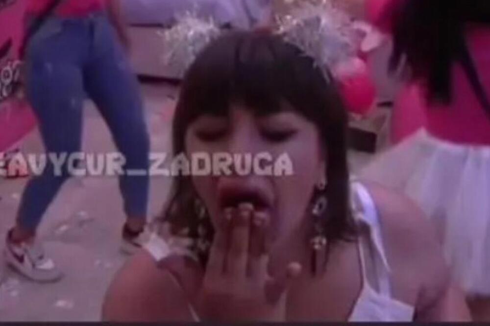 Da umreš od stida! Procurela skandalozna naga slika Miljane Kulić: Gleda u kameru pa liže prste, a onda...