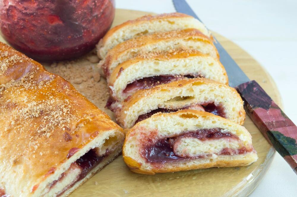 Domaćinska štrudla za koju će vam svi tražiti recept: Mekana kao duša topi se u ustima, svaki zalogaj je uživanje
