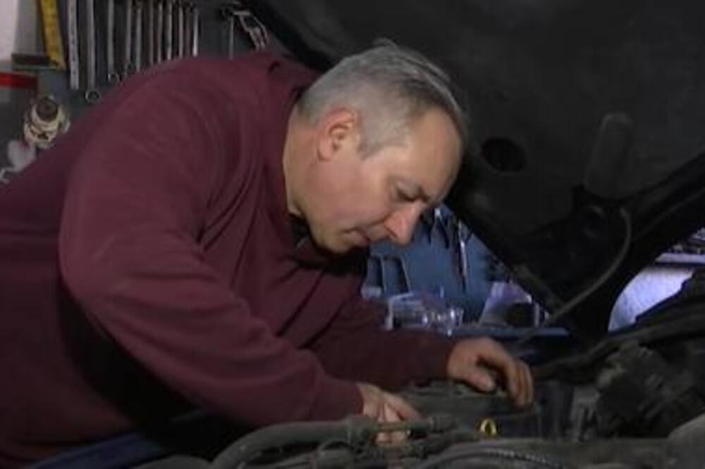 Kod njega mora da se sačeka - i nova knjiga i nova đunta: Ovako Slađan razgovara sa mušterijama - spojio dve stvari