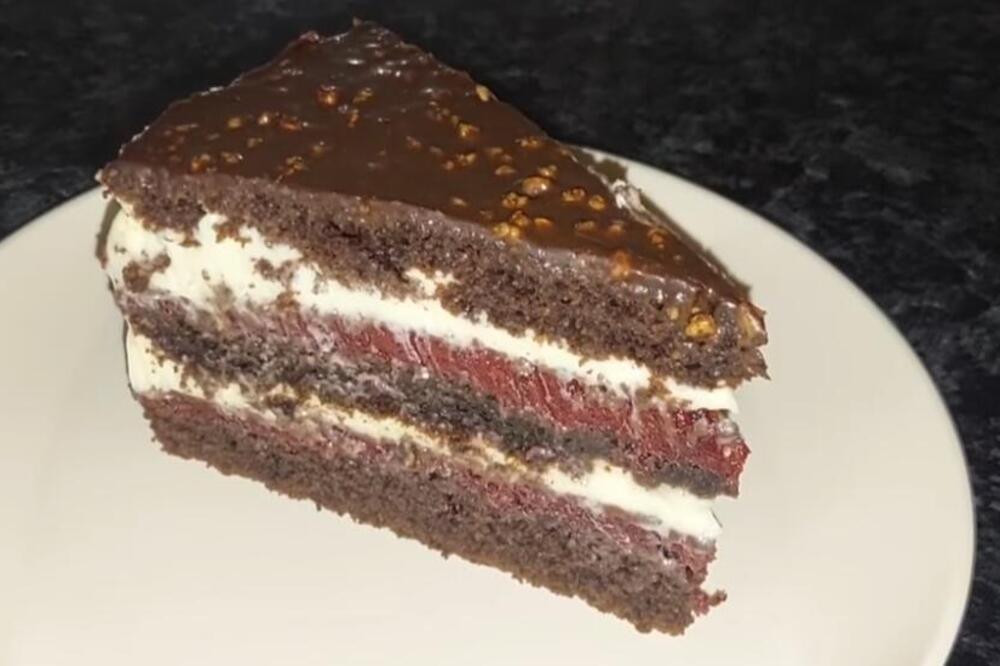 Velika voćna Bloody Berry torta sa crvenim voćem i laganim vazdušastim biskvitom je bomba! Kremasta i puna fila...