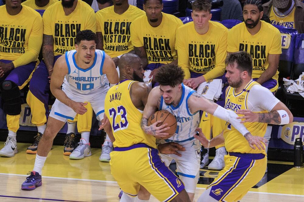 Lebron Džejms tragičar Lejkersa, a Lamelo Bol heroj Šarlota u Los Anđelesu (Video)