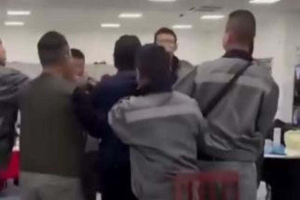 Uzeo stolicu i krenuo na kolegu, opšti haos izbio u sekundi: Jeziva tuča radnika u Šapcu, čuje se vriska