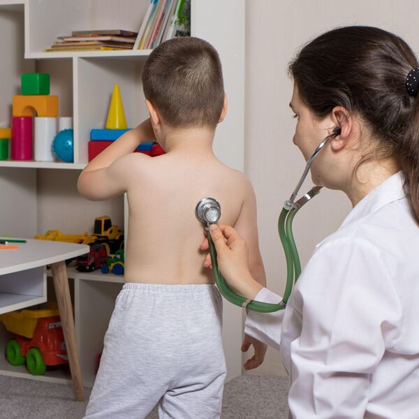 KAŠALJ, BOL U GRLU, TEMPERATURA DO 40, MALAKSALOST: Virus napao i decu i starije, doktorka otkrila ŠTA SE DEŠAVA