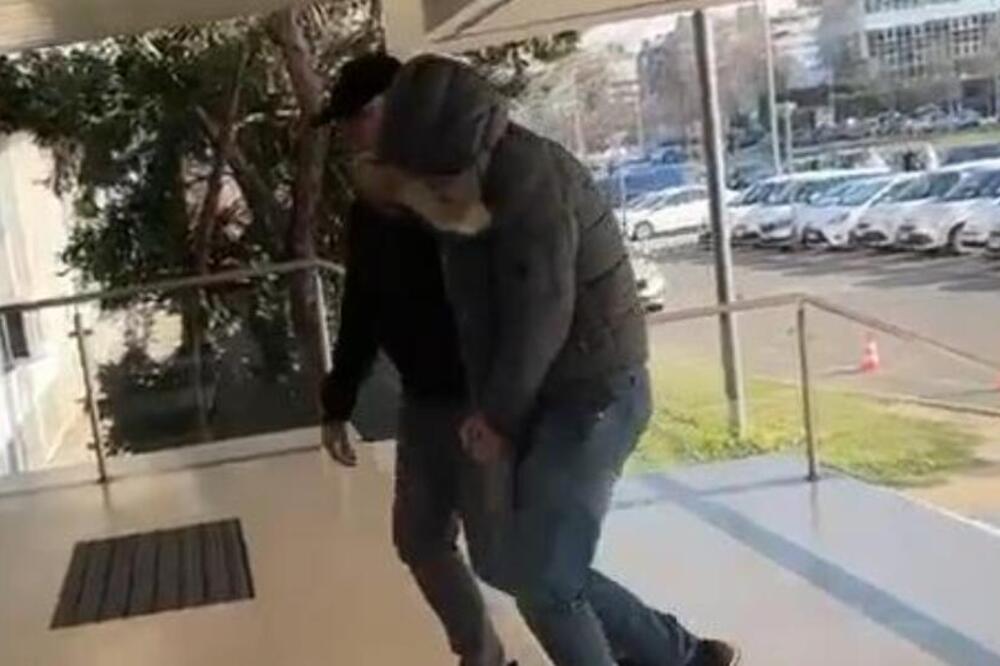 Ovako je uhapšen Nemanja Stajić: Pojavio se snimak, sa lisicama sproveden u prostorije policije (VIDEO/FOTO)