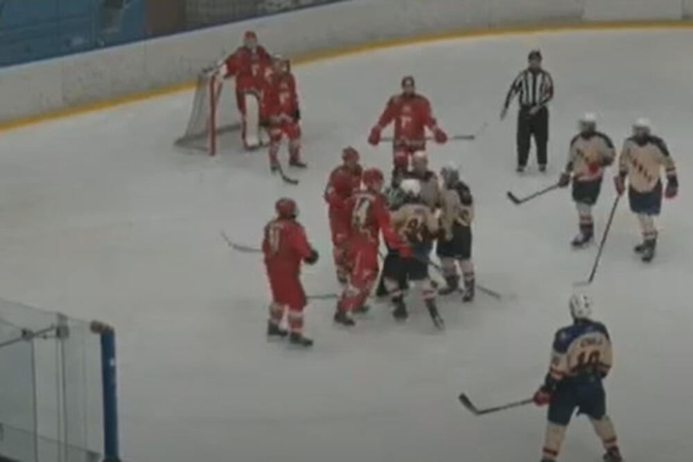 Trenutak kada se su potukli hokejaši Zvezde i Zagreba - pogledajte! (VIDEO)