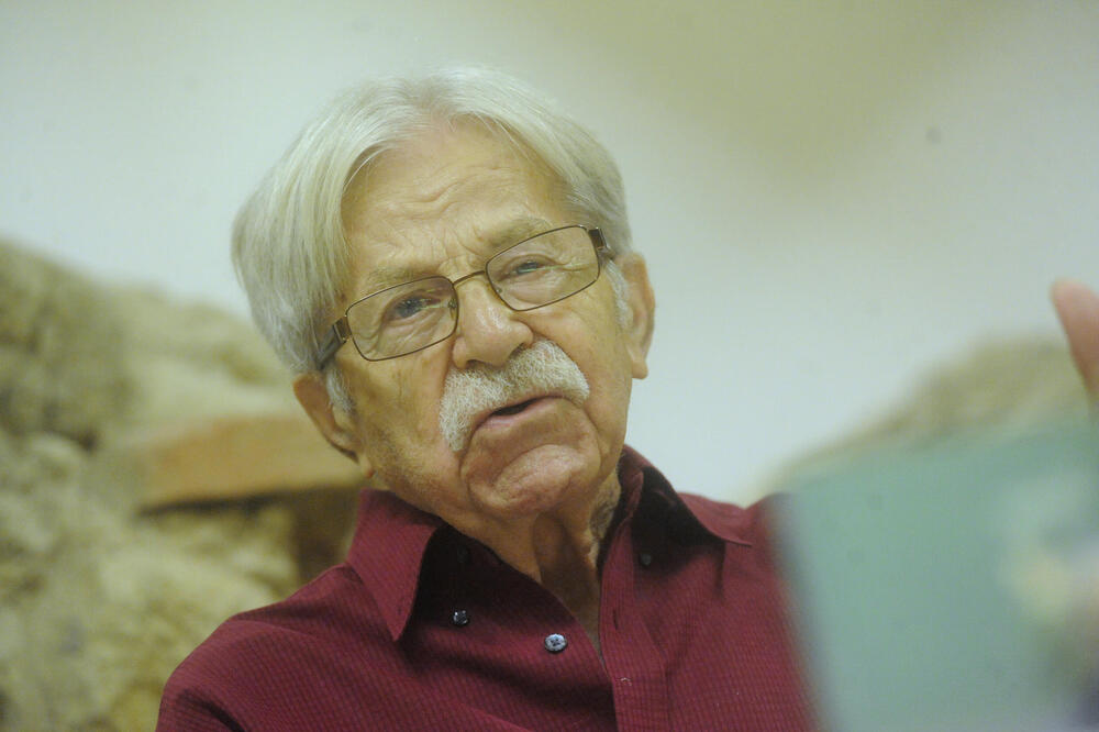 Pravi raj na zemlji: Evo kako izgleda kuća Ljubivoja Ršumovića na Zlatiboru, ovako pesnik provodi dane u prirodi