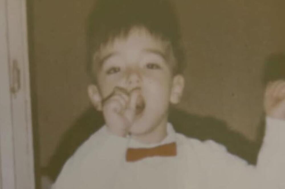 Prepoznajete li dečaka sa slike? Danas se posvetio veri i obilazi manastire, a nekada žario estradom