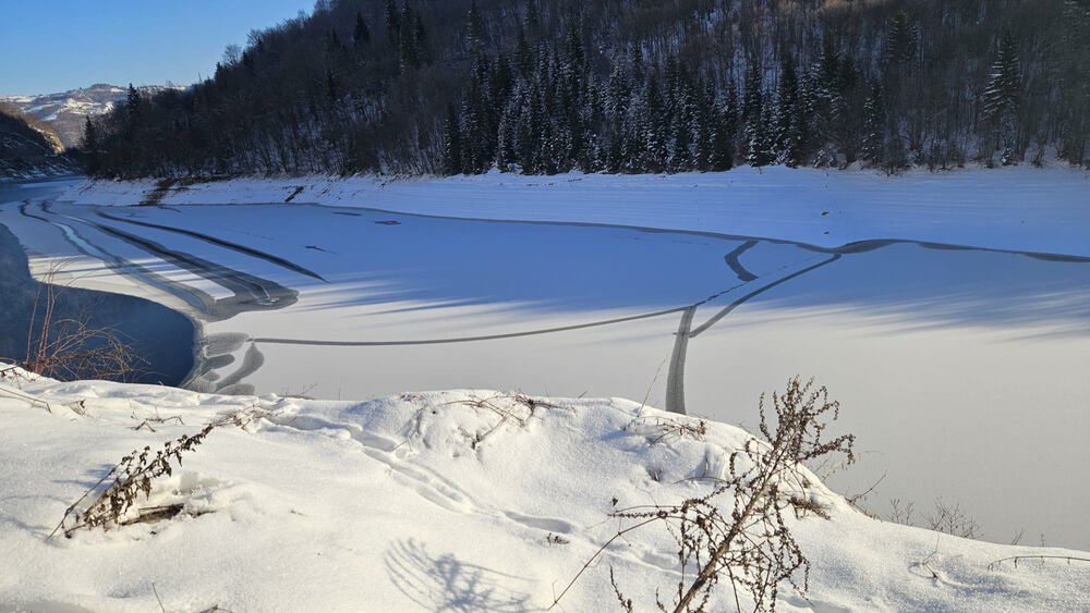 Zaleđeno Zlatarsko jezero ovog jutra