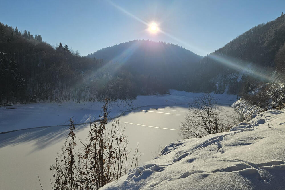 Ovo jezero je osvanulo pod debelim minusom! Temperatura ispod 20 stepeni, meštani ne pamte ovako hladan mesec