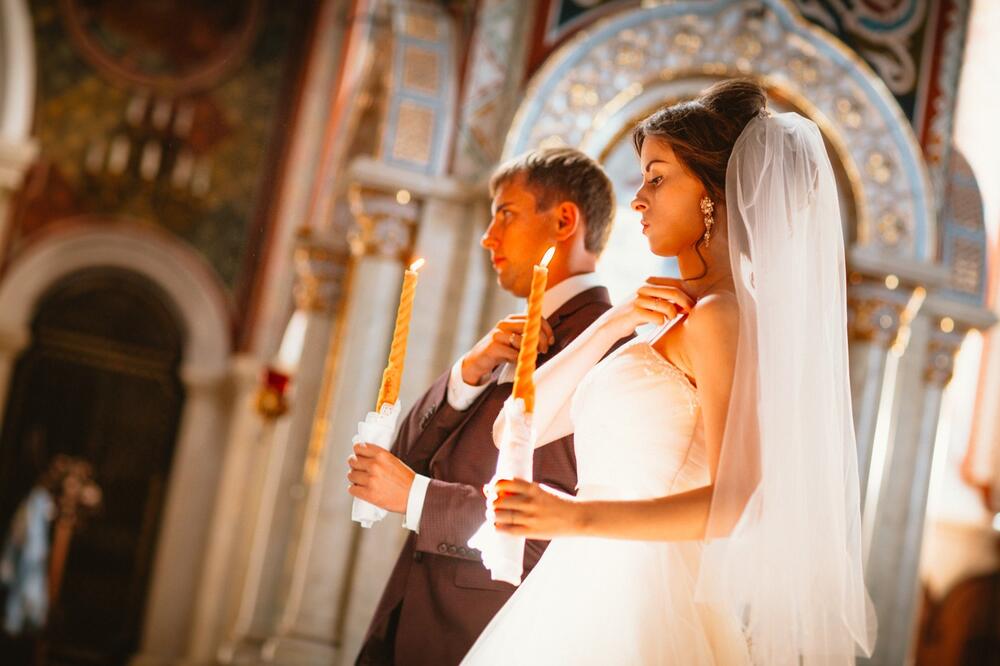 Kumstvo puklo za dan! Pristao da mu bude kum, pa dobio jeziv ugovor, svaka stavka ga je bolela kao ubod nožem!