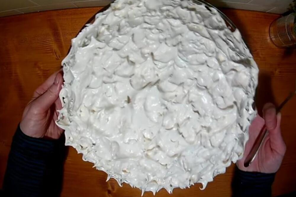 Torta ledena bomba je puna žele bombona, čokolade, suvog grožđa, oraha! Pravi se izuzetno lako, a sadrži svašta