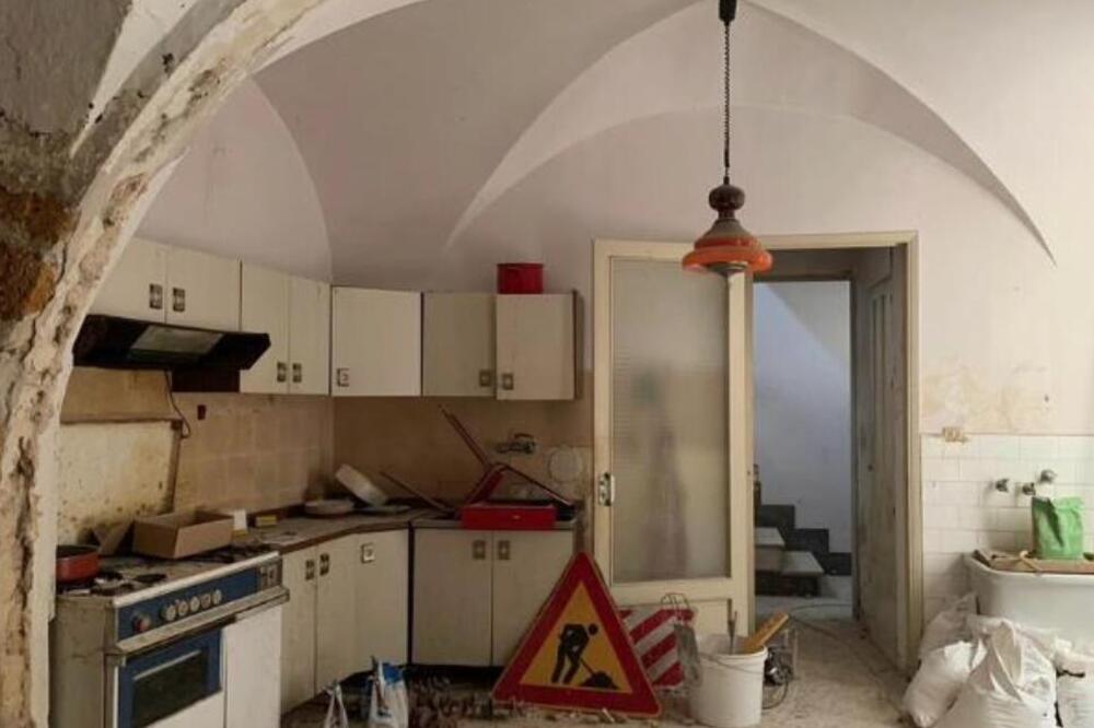Nije imala struju, vodu, a ni prozore: Kupila kuću koja se bukvalno raspada, a onda zabezeknula komšije