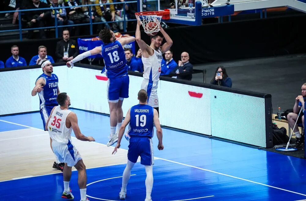 Filip Petrušev zakucava na meču protiv Finske u Espu