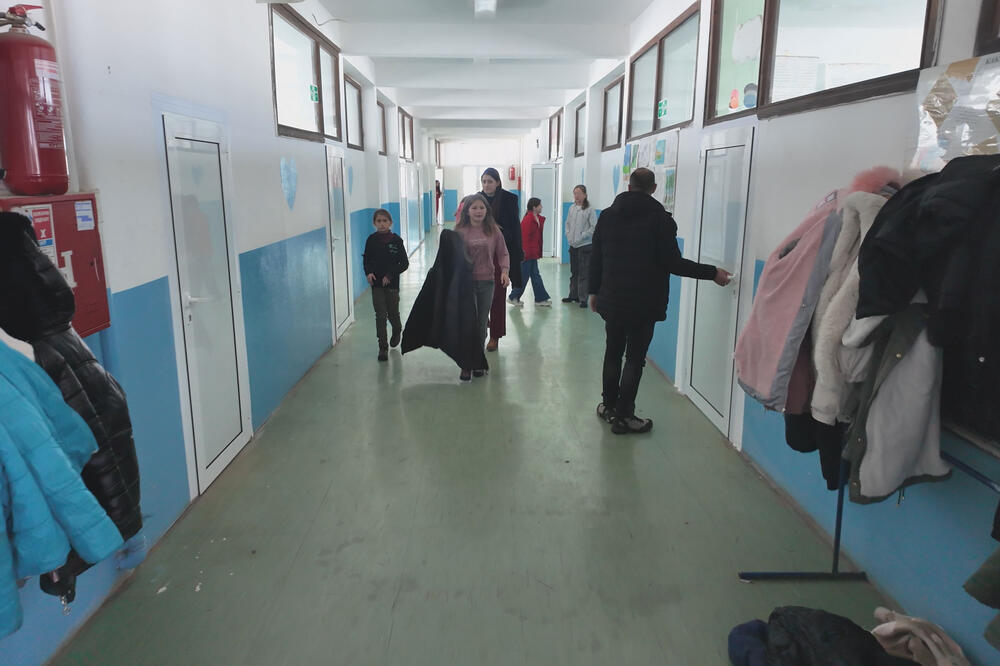 Ova škola od sledeće nedelje uvodi "rigorozne" mere za učenike! Ako ih zateknu sa ovim, odmah će ih slati kućama!