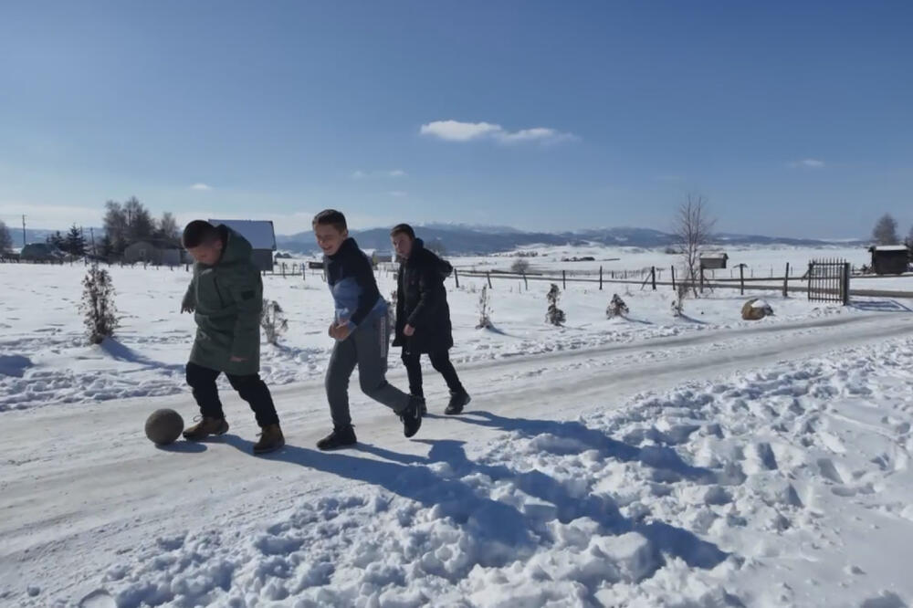 Slika za ponos stiže sa Peštera: Led okovao sela ali oni ne kasne u školu, po dubokom minusu deca stižu na nastavu
