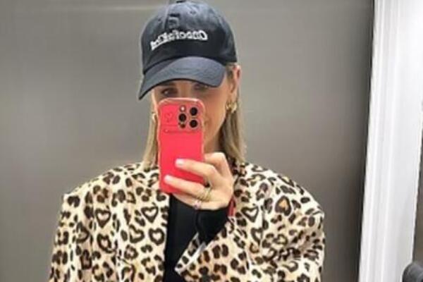 Voditeljka digla temperaturu, trebaće vam čaša vode kad je vidite ovakvu: Jedva sakrila strogu intimu, baš je jaka