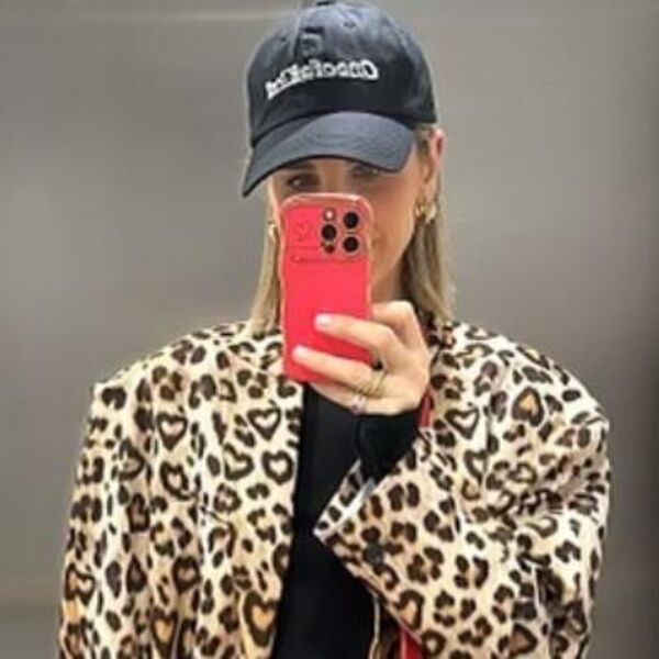 Voditeljka digla temperaturu, trebaće vam čaša vode kad je vidite ovakvu: Jedva sakrila strogu intimu, baš je jaka