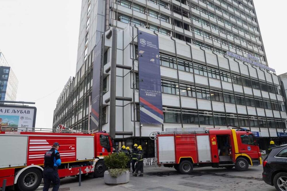 Prvi snimci drame u Gradskoj upravi Beograda: Zbog dima evakuisani zaposleni, na terenu 17 vatrogasaca