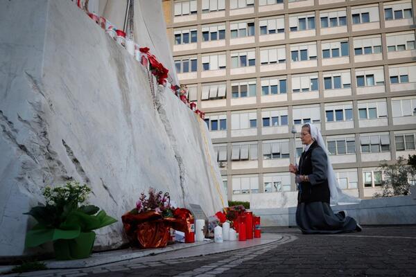 Čovek urinirao po baziliki svetog Petra: Odjednom iskočili žandarmi u civilu!
