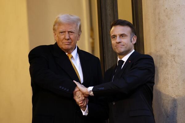 Ceo svet bruji o rukovanju Makrona i Trampa! Istorijski potez dva moćnika, pazite samo koliko je trajalo ovo