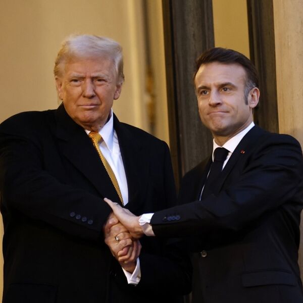 Ceo svet bruji o rukovanju Makrona i Trampa! Istorijski potez dva moćnika, pazite samo koliko je trajalo ovo