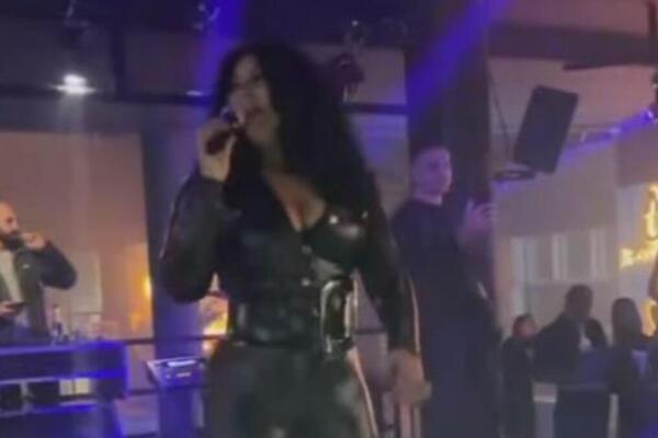 Stojine grudi prkose gravitaciji! U lateksu kao dve tempirane bombe, a tek da joj vidite golemu zadnjicu