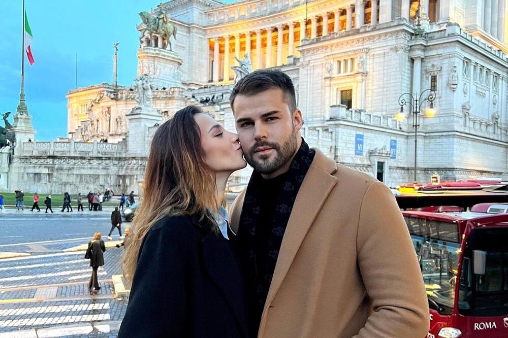 U lokalu gde je pevao upoznao je konobaricu, koja je sada njegova supruga: A kada se konobarica skine... Bomba!