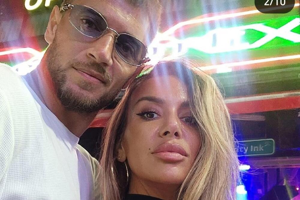 Uživa kraj 5 godina starije i svi mu zavide: Ne stide se da razmenju nežnosti javno, pao joj na grudi pa...