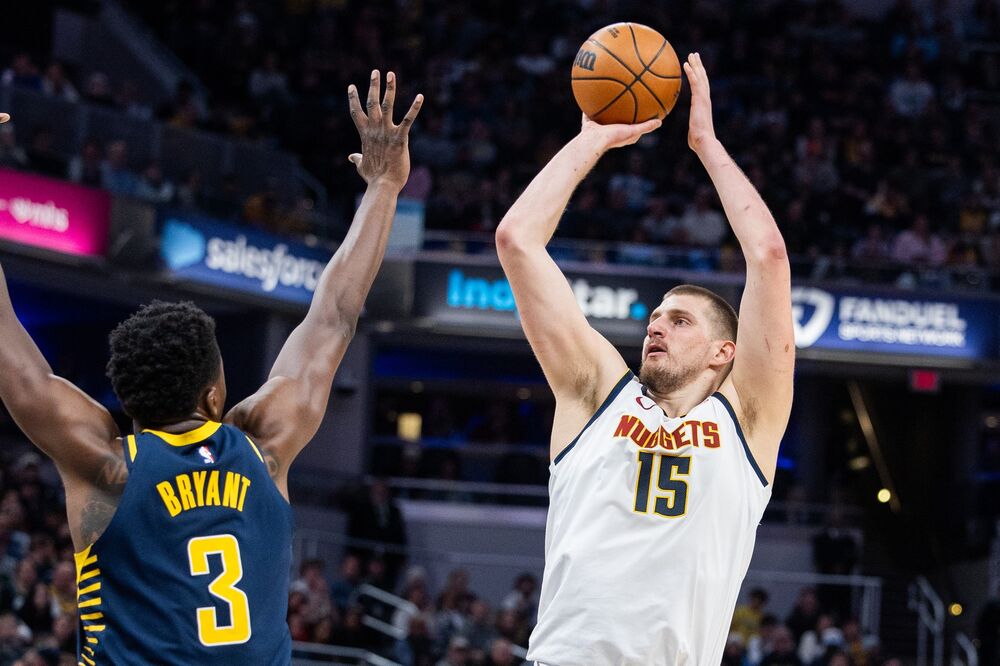 Nikola Jokić šutira preko Tomasa Brajanta na utakmici Indijana Pejsersa i Denver Nagetsa