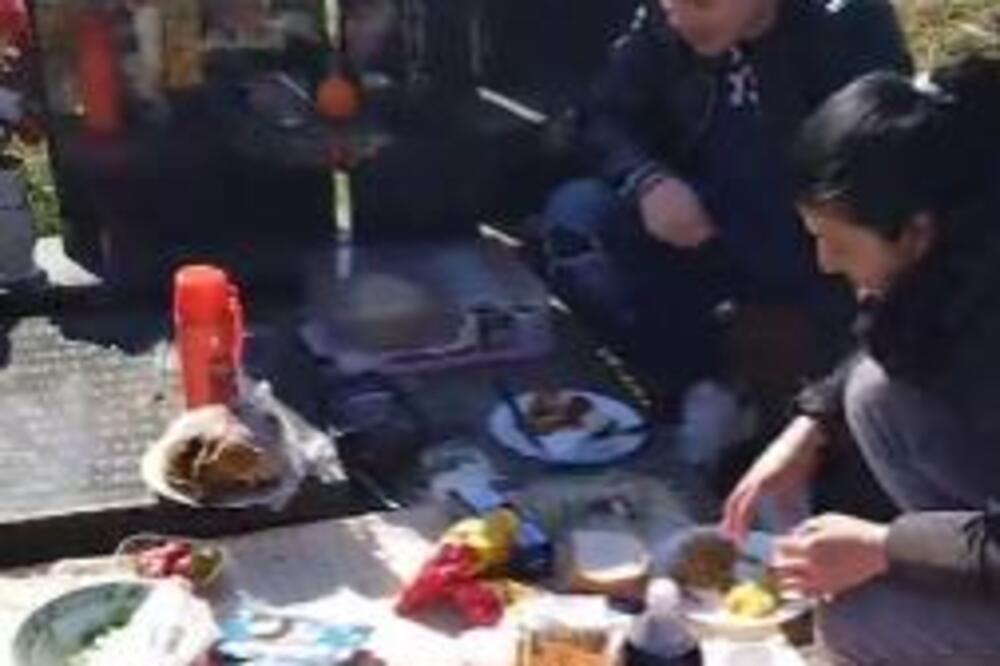 Šok scena na srpskom groblju na Velike zadušnice (VIDEO)
