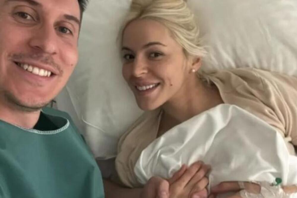 Porodila se bivša žena Vladana Savića! Svi se pitaju ko je muškarac koji je drži za ruku